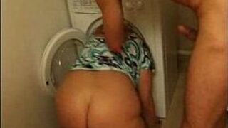 French mature Brigitte in the washing machine - porn video