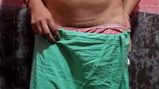 Desi wife is shaving her pussy - porn video